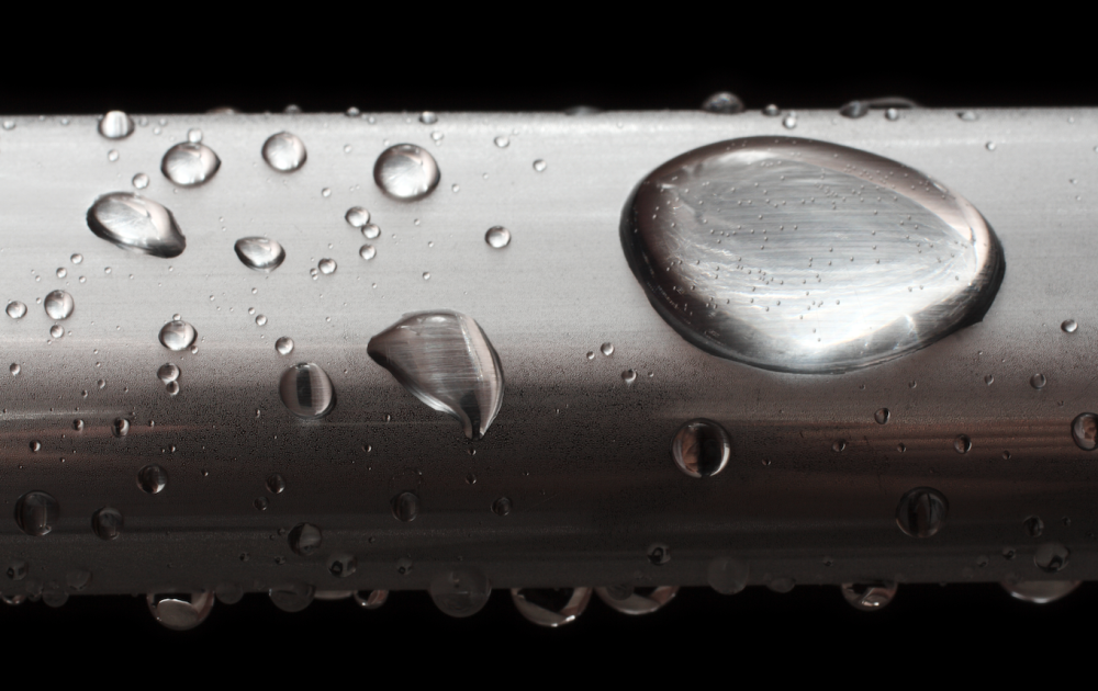 gotas-agua-sobre-tubo-metal-empanado.jpg-2023-09-25-15-15-30